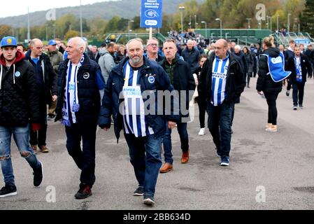 Ein allgemeiner Blick auf Brighton und Hove Albion Fans, die vor Spielbeginn im Stadion ankommen Stockfoto