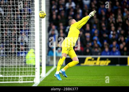 Everton-Torhüter Jordan Pickford gelingt es nicht, einen Save zu machen, da Brighton und Hove Albions Pascal Gross (nicht im Rahmen) das erste Tor seiner Seite des Spiels erzielen Stockfoto