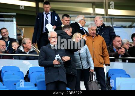 Ireland Manager Mick McCarthy (links) auf den Tribünen vor Beginn des Spiels Stockfoto