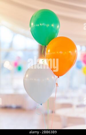 Drei mehrfarbige Ballons im Urlaub. Nahballons bei einer Veranstaltung Stockfoto