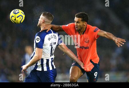 Brighton und Hove Albions Adam Webster (links) und Evertons Dominic Calvert-Lewin kämpfen um den Ball Stockfoto