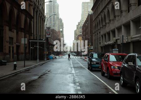Eine Person, die beim Ausbruch des Covid 19 Coronavirus in Manhattan 2020 auf einer Straße in Manhattan spazieren ging Stockfoto