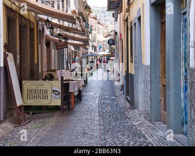 Die Rua de Santa Maria in Funchal - Cafés und Restaurants, die normalerweise mit Urlaubern beschäftigt sind, aber wegen der gesundheitlichen Notlage des Coronavirus verlassen Stockfoto