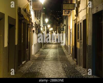 Ein Abendblick auf die Rua de Santa Maria in Funchal - normalerweise mit Urlaubern beschäftigt, aber wegen des Gesundheitsnotfalls des Coronavirus verlassen Stockfoto