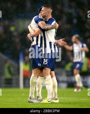 Brighton und Hove Albions Adam Webster (rechts) feiern die Ergebnisse am Ende des Spiels Stockfoto