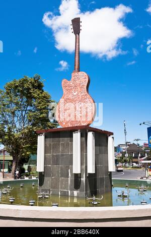 dh Pattimura Park AMBON MALUKU INDONESIEN Stadt der Musik Gitarre Statue Wasserbrunnen Stockfoto