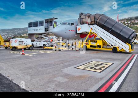 Das britische Urlaubsreise-Unternehmen Jet2 ist ein Flugzeug, das sich im Besitz von Jet2 befindet und für den nächsten Flug bereit ist. Am Flughafen von Christiano Ronaldo aufgenommen. Stockfoto