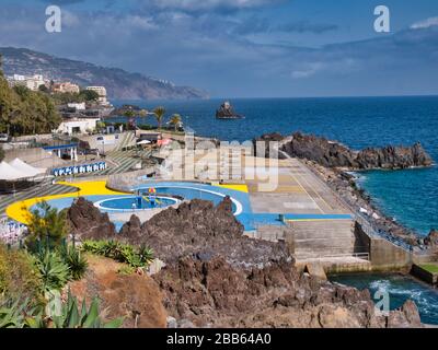 Ein Teil des Küstengebietes von Lido in Funchal, Madeira, ist geschlossen und leer, während die Touristenanlagen während der Sperrung des Coronavirus geschlossen sind Stockfoto