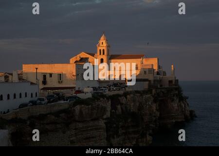 Vieste - schöne Küstenstadt an den Felsen in Apulien. Die Kirche San Francesco di Vieste. Halbinsel Gargano, Apulien, Süditalien, Europa. Stockfoto