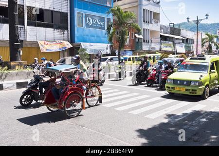 dh Becak Dreirad im Verkehr AMBON MALUKU INDONESIEN Motorräder Taxi Stadt Straße Rikscha Straßentransport indonesische Pedicab Stockfoto
