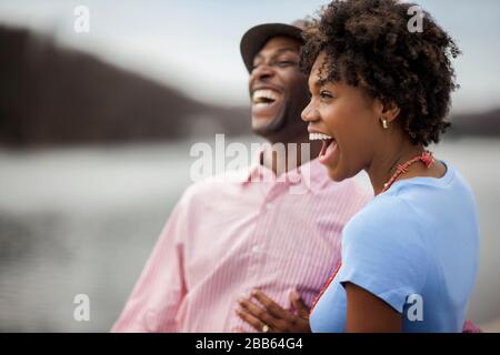 Paar genießt romantischen Tag am Meer. Stockfoto