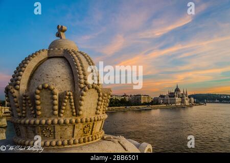 Die Krone des Heiligen Stephanus, der Heiligen Krone Ungarns, auf der Margaretenbrücke in Budapest. Stockfoto