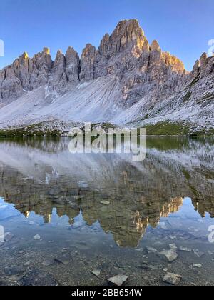 Monte Paterno Reflexion im Lago dei Piani, Naturpark Tre Cime, in den Dolmen, Italien Stockfoto