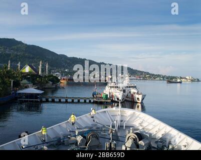dh Kreuzfahrtschiffe Crew Docking AMBON MALUKU INDONESIEN Ankunft Hafenschiff Inselschiff Stockfoto