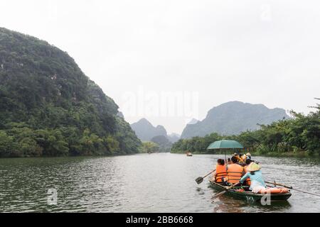 Vietnam Trang ein Landschaftskomplex - Ruderboot mit Touristen, die die Landschaft in Trang an in der Provinz Ninh Binh in Nordvietnamesen genießen. Stockfoto