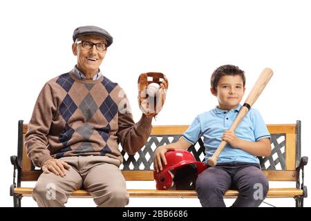 Enkel und Großvater sitzen auf einer Bank mit einer Baseball-Ausrüstung isoliert auf weißem Hintergrund Stockfoto