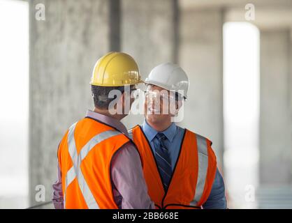 Zwei Bauleiter sprechen auf der Baustelle. Stockfoto