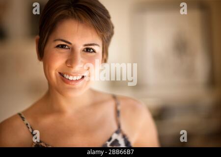 Junge Frau nachdenklich aus dem Fenster. Stockfoto