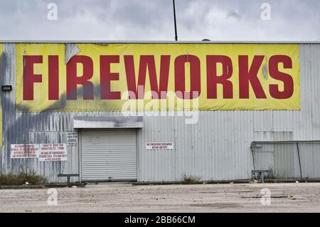 Feuerwerk Lagerplatz in Houston, TX. Ein gemeinsamer Anblick in den USA. Die meiste Zeit des Jahres geschlossen, außer bei Feiern und Veranstaltungen. Stockfoto