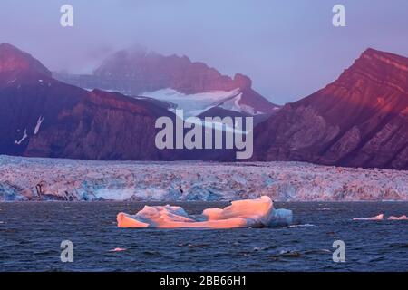 Kongsbreen-Gletscher in Abendlicht bei Sonnenuntergang, mit Calving in Kongsfjorden, Svalbard/Spitzbergen, Norwegen Stockfoto