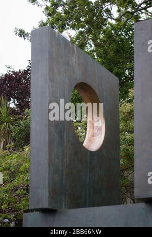 Four-Quare (Walk Through) 1966 Bronze-Skulptur im Barbara Hepworth Museum & Sculpture Garden, Barnoon Hill, Saint Ives TR26 1AD Stockfoto