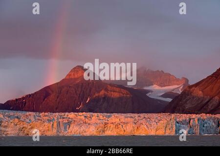 Regenbogen über den Kongsbreen-Gletscher bei Sonnenuntergang, abends in den Kongsfjorden, Svalbard/Spitzbergen, Norwegen Stockfoto