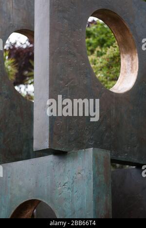 Four-Quare (Walk Through) 1966 Bronze-Skulptur im Barbara Hepworth Museum & Sculpture Garden, Barnoon Hill, Saint Ives TR26 1AD Stockfoto