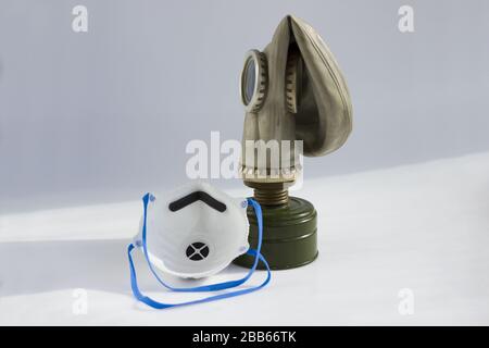 Atemschutzmaske und alte Gasmaske, Konzept von Frieden und Krieg, Mittel zum Schutz vor chemischen und virologischen Waffen. Stockfoto
