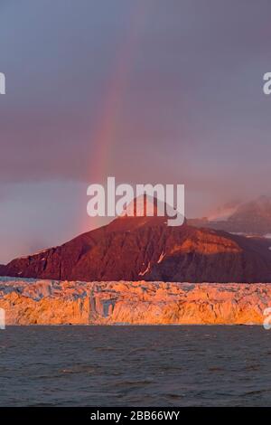 Regenbogen über den Kongsbreen-Gletscher bei Sonnenuntergang, abends in den Kongsfjorden, Svalbard/Spitzbergen, Norwegen Stockfoto