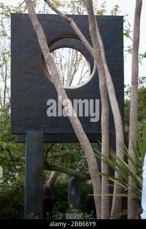 Four-Quare (Walk Through) 1966 Bronze-Skulptur im Barbara Hepworth Museum & Sculpture Garden, Barnoon Hill, Saint Ives TR26 1AD Stockfoto