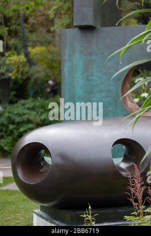 Four-Quare (Walk Through) & River bilden Skulpturen im Barbara Hepworth Museum & Sculpture Garden, Barnoon Hill, Saint Ives TR26 1AD Stockfoto