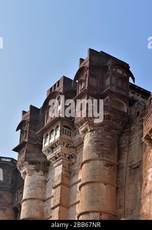 Mehrangarh Fort, eine Festung in der Nähe von Jodhpur im föderierten Bundesstaat Rajasthan, Indien. Das Bauwerk wurde ab 1458 errichtet. Stockfoto