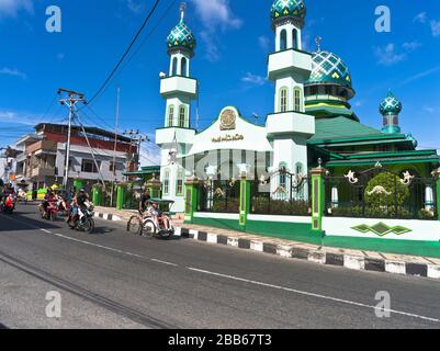 dh Masjid Jami Moschee Asien AMBON MALUKU INDONESIA Dome Minarett Turm Touristen in Becak trishaws rickshaw indonesische Architektur trishaw Gebet Türme Stockfoto