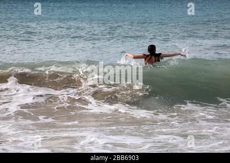 Grand Anse Beach Grenada Frau schwimmt im Meer Stockfoto