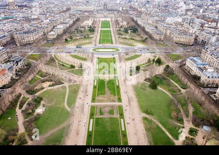 Luftbild der Gärten "Champ de mars", umgeben von gebäuden der haussmanier, Paris, Frankreich Stockfoto