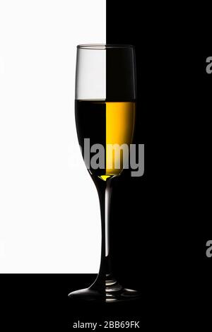 Abstraktes zweifarbiges Weinglas mit Rot- und Weißwein Stockfoto