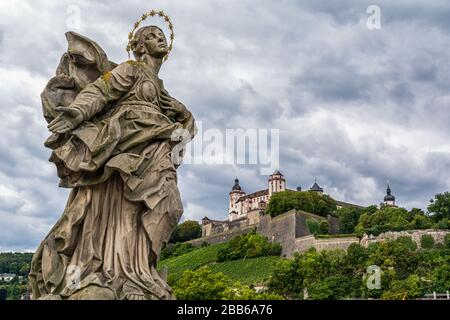 Die alte Mainbrücke in Würzburg mit der Festung Marienberg im Hintergrund Stockfoto