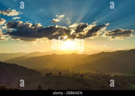 Sonnenuntergang über dem Tweed Valley und Border Ranges National Park, New South Wales, Australien Stockfoto