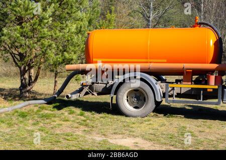 Kanalisationswagen für Reinigungsdienst im Freien. Spezialwagen, Abwasserzweckmaschine Stockfoto