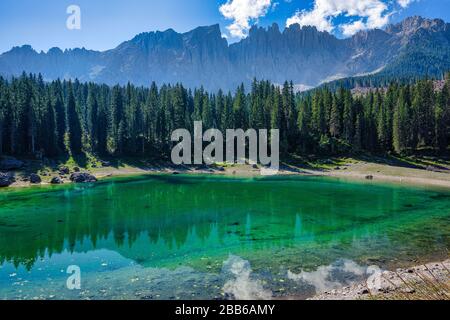 Lago di Carezza unterhalb der Latemar-Bergkette, Südtirol, Italien Stockfoto