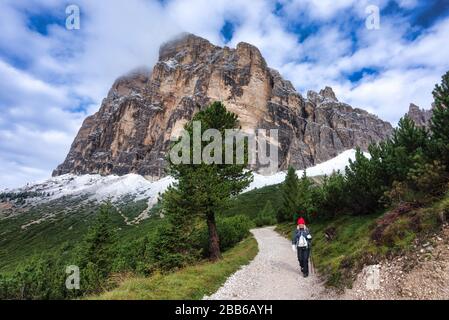 Frau, die auf dem Fußweg, Tofana de Rozes, Parco Naturale delle Dolmiti d'Ampezzo bei Cortina d'Ampezzo, Südtirol, Italien, spwandert Stockfoto