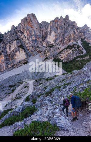 Zwei Wanderer auf der Alta über 1 Fußweg, Naturpark Fanes-Sennes-Braies, Südtirol, Italien Stockfoto