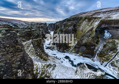 Luftaufnahme des Fjadrargljufur Canyon im Winter, Südzentralisland, Island Stockfoto