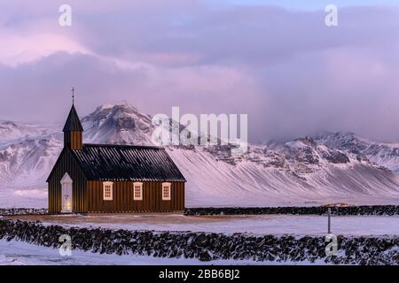 Kleine schwarze Kirche von Budir im Schnee, Snaefellsness, Island Stockfoto