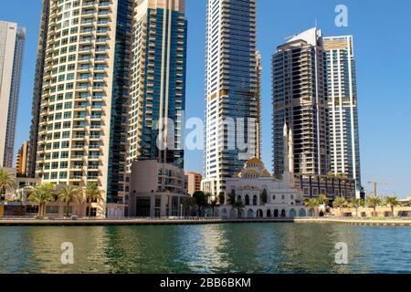 Dubai/VAE - 11. November 2019: Blick auf das luxuriöse Touristenviertel Dubai Marina mit Gebäuden und Fluss. Marina Moschee im Tageslicht in Dubai Stockfoto