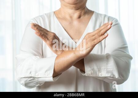 Die asiatische Oberin sagt, dass sie zwei Arme nicht überfahren hält Stockfoto