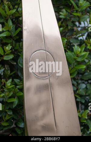 Welle & Kreis 1973 polierte Bronze-Skulptur im Barbara Hepworth Museum & Sculpture Garden, Barnoon Hill, Saint Ives TR26 1AD Stockfoto