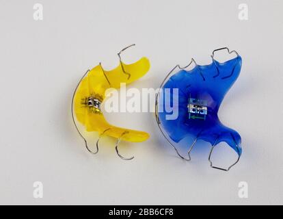 Zahnplatten auf weißem Hintergrund isoliert.eine Alternative zu Zahnspangen zum Ausrichten der Zähne. Zahnersatz von Kieferorthopäden. Kieferorthopäden. Stockfoto