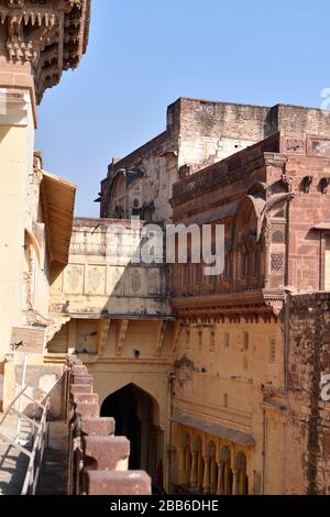 Mehrangarh Fort, eine Festung in der Nähe von Jodhpur im föderierten Bundesstaat Rajasthan, Indien. Das Bauwerk wurde ab 1458 errichtet. Stockfoto