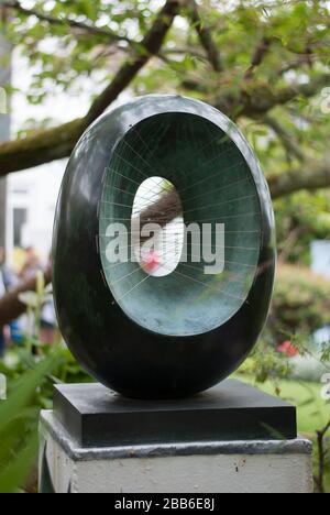 Frühling 1966 Bronze-Version der ovalen Formskulptur im Barbara Hepworth Museum & Sculpture Garden, Barnoon Hill, Saint Ives TR26 1AD Stockfoto